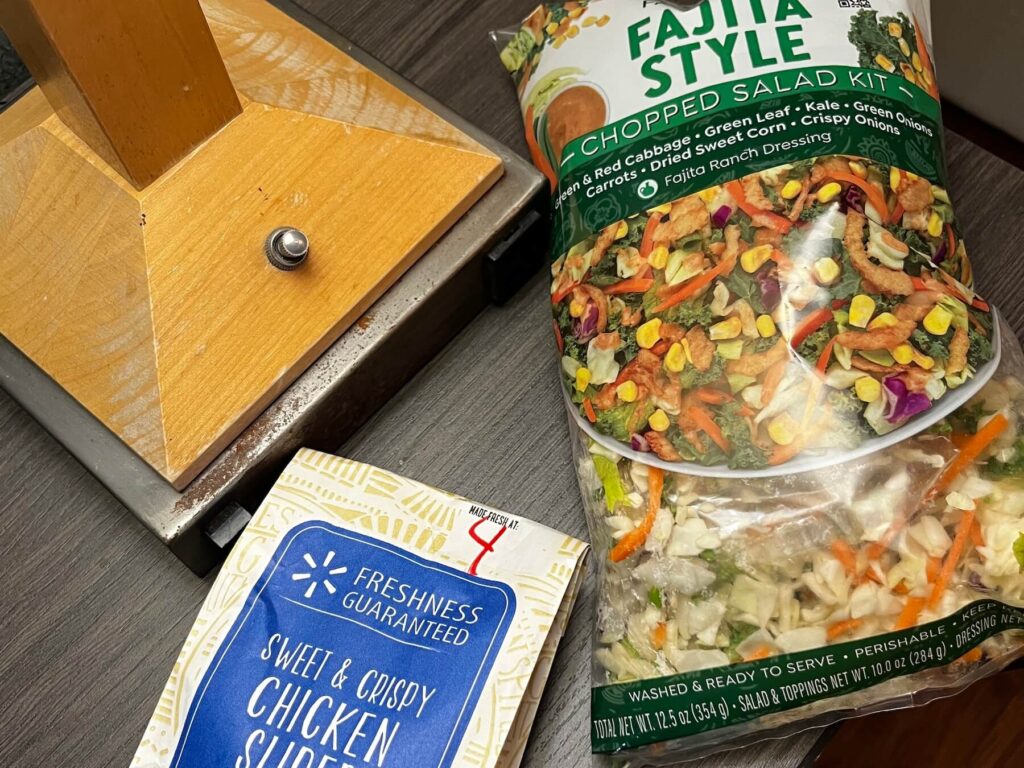 Walmartで購入したサラダ