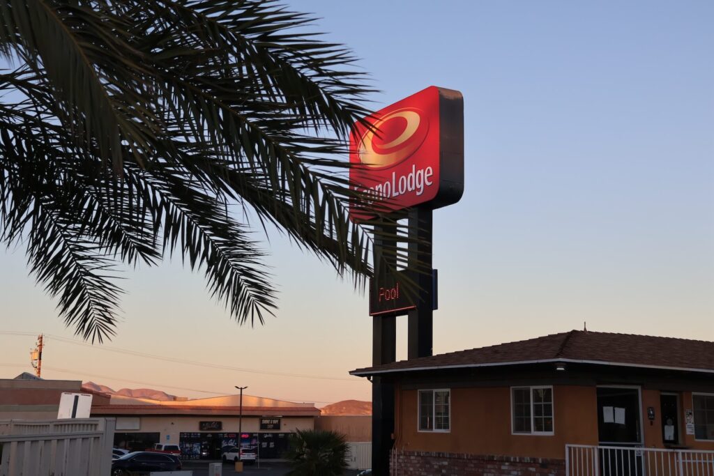 Barstowでのモーテル、エコノロッジ