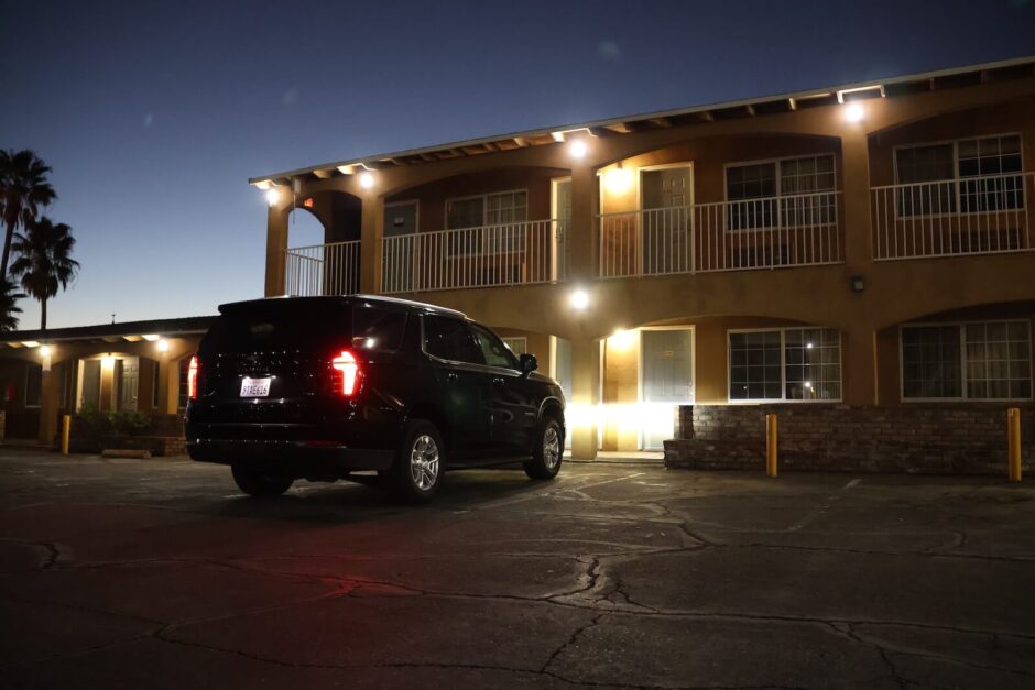 Barstowのモーテルに1台だけ停まっているタホ